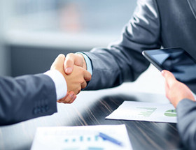 李某该不该向公司支付违约金